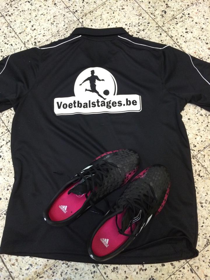 De trainers kan u herkennen aan de zwarte t-shirts met vanachter Voetbalstages.be op!